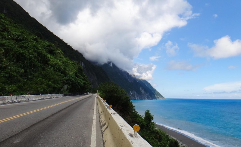 Hualien Rift Valley Day Tour 2025: Explore Baqi Lookout, Shitiping, Moon Cave, Danongdafu Forest Park & Liyu Lake in One Perfect Day