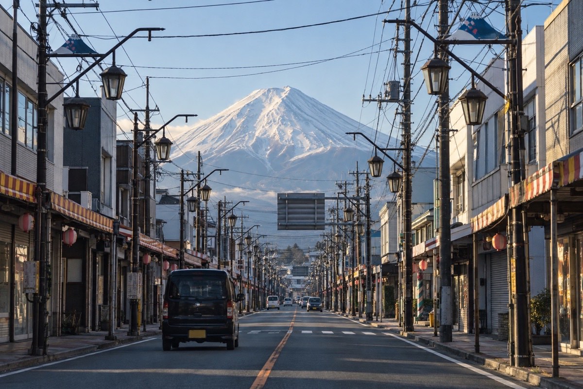 晴天下富士吉田街景與富士山