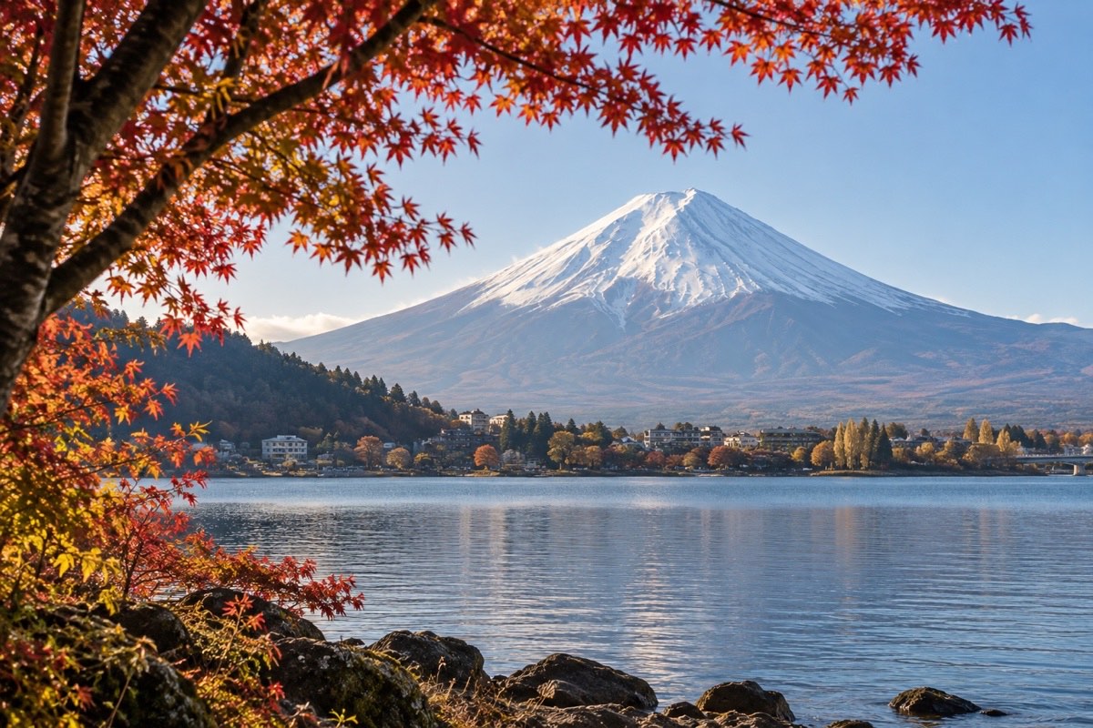晴天下河口湖秋季楓葉與富士山